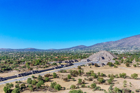 墨西哥特奥蒂瓦坎的月亮金字塔和周围景观的看法
