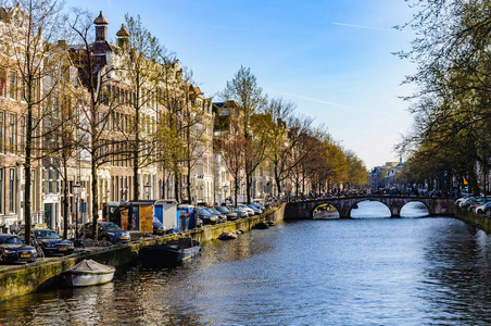 荷兰阿姆斯特丹运河的五颜六色的房子