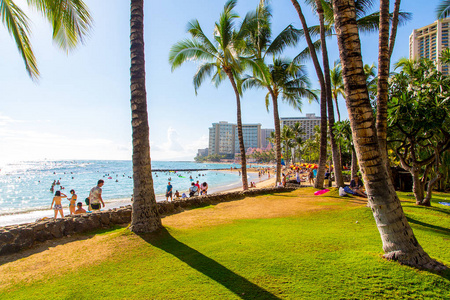 美丽的公园附近的威基基海滩在檀香山, 夏威夷, 美国。2017年8月30日