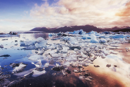 冰川湖中的冰山, 在冰岛南部的一座山上日落。Jokulsarlon