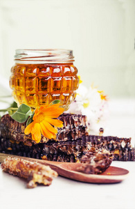 蜂蜜玻璃罐和蜂窝勺和花