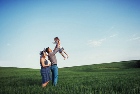 孩子们和他们的父母玩耍照片