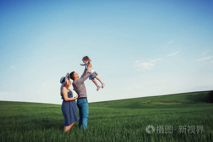 拥抱在街上母亲在等待孩子女人男人和孩子的笑脸孩子们和他们的父母