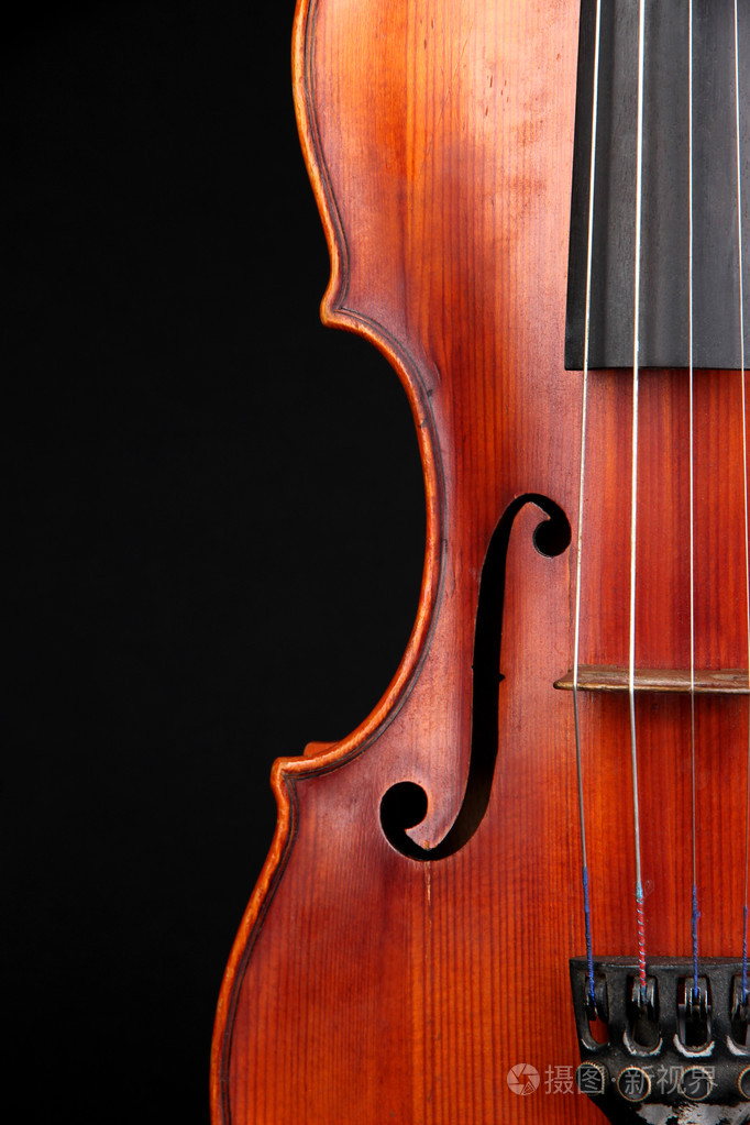 黑色背景上的古典小提琴