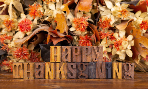 快乐的感恩节文本写在彩色的秋季彩色背景木块字母