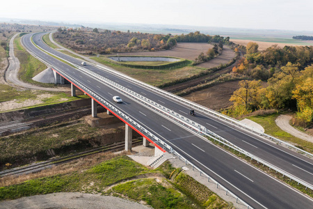 现代公路上的汽车