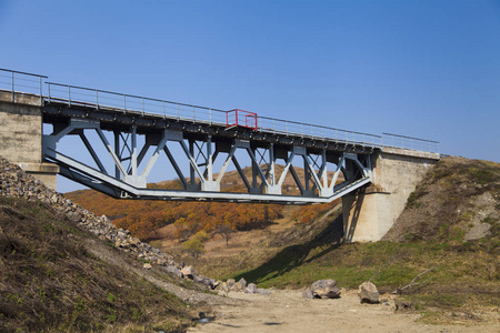 这条河上的桥照片