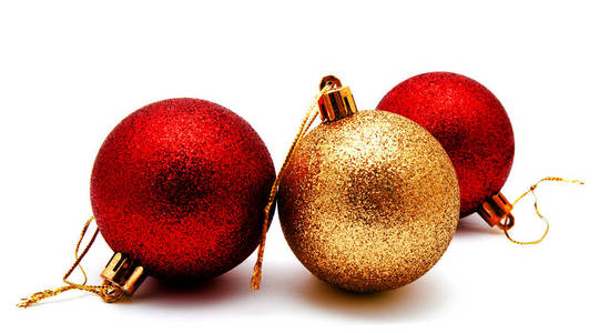 圣诞装饰金金色黄色和红色球被隔离在白色背景上
