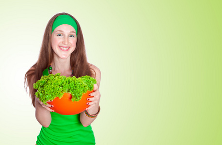微笑的女人举行健康的沙拉餐绿色