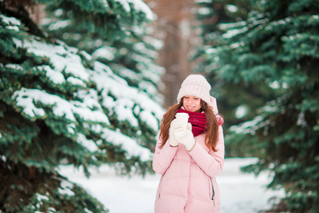 愉快的女孩享受冬天和雪天气室外在美丽的 wonter 天