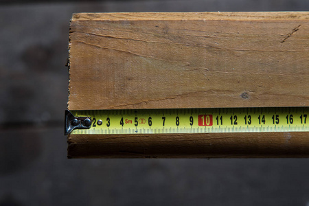 木质板上的胶带测量器关闭