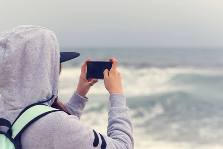 女性游客用手机拍照, 在海上使用手机的妇女