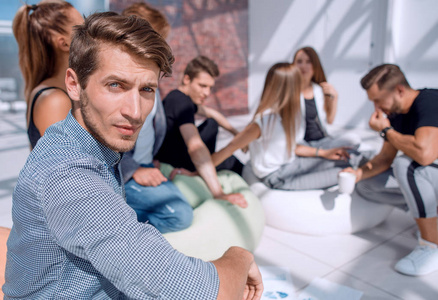 在志同道合的人的背景下的现代人照片