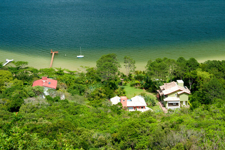 环礁湖附近的小房子