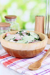 维生素天然背景上的木桌上的木碗里的蔬菜沙拉