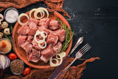 生肉是为羊肉串烤肉串在木背景烹调的。在板顶视图。文本的可用空间