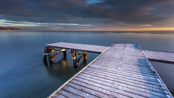 清晨在冰冻的海滩上的小码头.波兰的冬季景观照片-正版商用图片064xtw