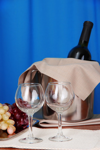 酒和眼镜的圆桌会议上布背景图片