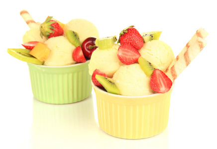 美味冰淇淋的水果和浆果在碗上白色隔离