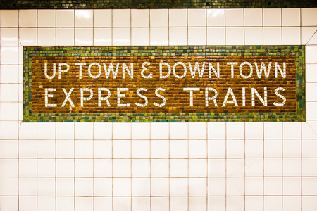 平铺的纽约城地铁列车标志