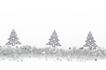 圣诞节银色灰色花环和银色树装饰照片在白色背景