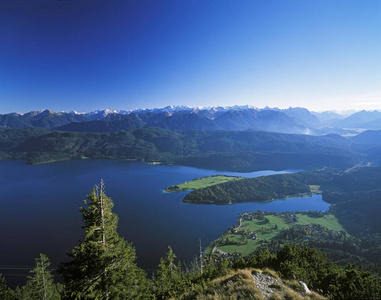 Walchensee 湖, 看法从 Herzogstand 山, 巴法力亚阿尔卑斯, 上部巴伐利亚, 德国, 欧洲