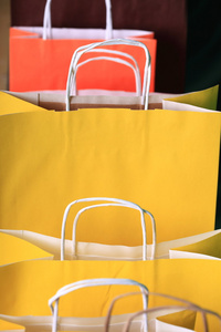 购物在绿色背景上的黄色礼品袋