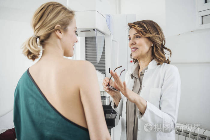 漂亮的白种女人医生与她的病人在乳房检查交谈照片-正版商用图片06531
