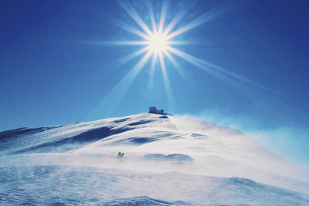 冬天在山上徒步旅行。雪站在雪地里