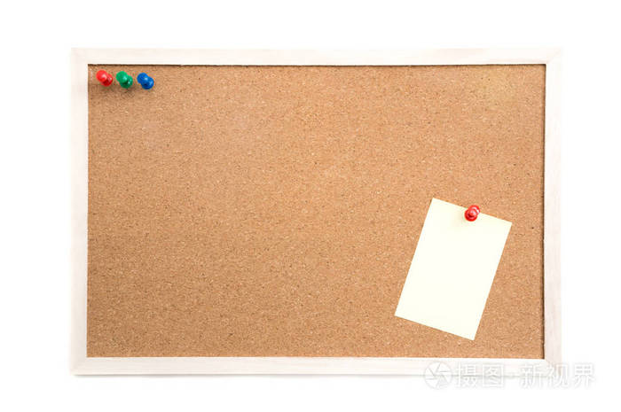 软木板与邮政图钉和具有剪切路径的白色背景上的木制框架