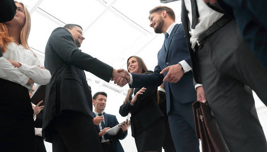 欢迎和业务合作伙伴握手照片