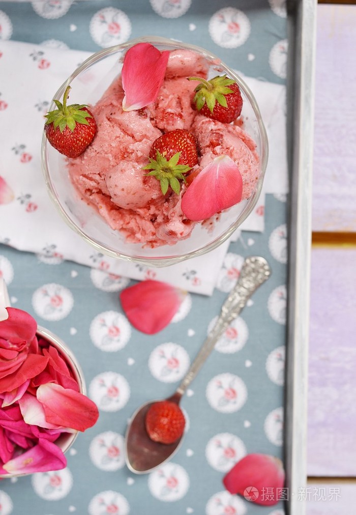 草莓冰淇淋