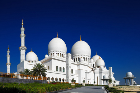 谢赫  扎耶德大清真寺，阿布扎比是最大的阿拉伯联合酋长国