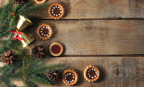圣诞节背景与云杉的分支和锥体与曲奇饼