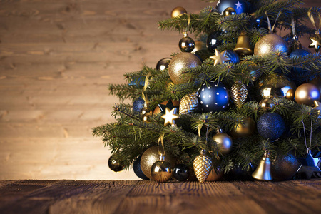 圣诞装饰品在蓝色和金色的美学, 质朴的木桌。文本位置