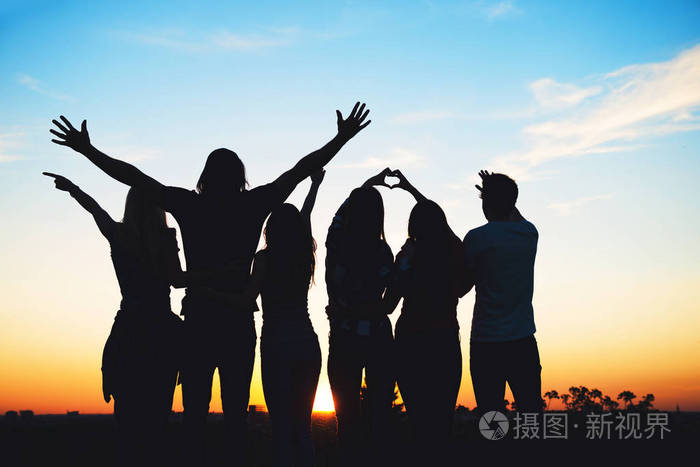 在日落时在户外玩的一群人