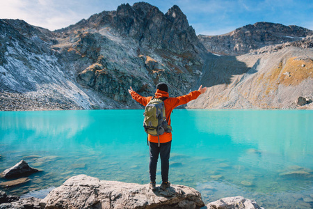 登山者。湖附近的游客