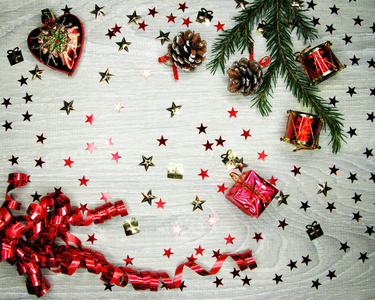 木制背景下的圣诞装饰和五彩纸屑