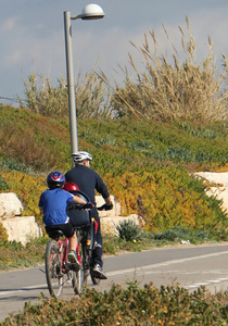 海附近的自行车道上骑自行车者
