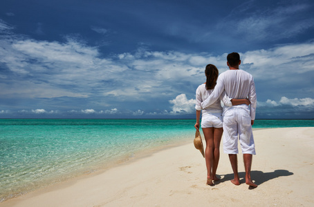 情侣在马尔代夫的海滩上