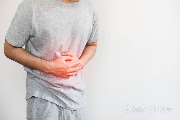 一个人捂着肚子,用红色突出显示肚子痛和其他胃疾病的概念,与副本空间