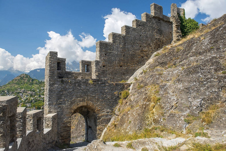 飞轮城堡的石墙壁的看法在瓦莱州, 小行政区, 瑞士