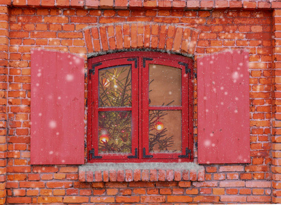 旧砖房门面上的红窗。圣诞背景, 冬窗, 圣诞装饰