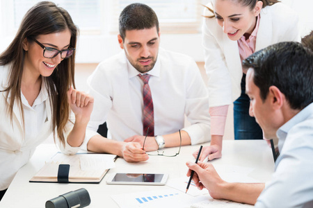 业务团队分析数据和策略探讨照片