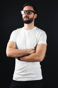 双手交叉胸前图片