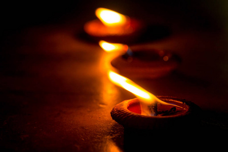 火灯笼烛光在黑夜中燃烧昏暗的灯光照片