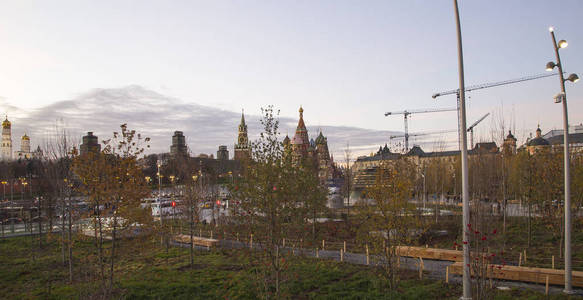 Zaryadye 公园 夜间位于俄罗斯莫斯科红场附近的城市公园。Zaryadye 公园是50年来在莫斯科建造的第一个公共