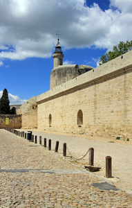 设防墙和塔的康斯坦茨在博洛尼亚，cama