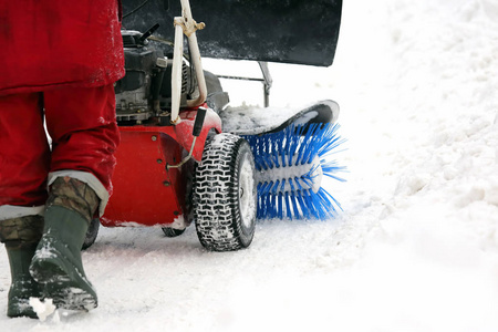 专用除雪机清理道路