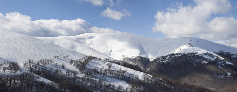 喀尔巴阡山景观。雪山全景